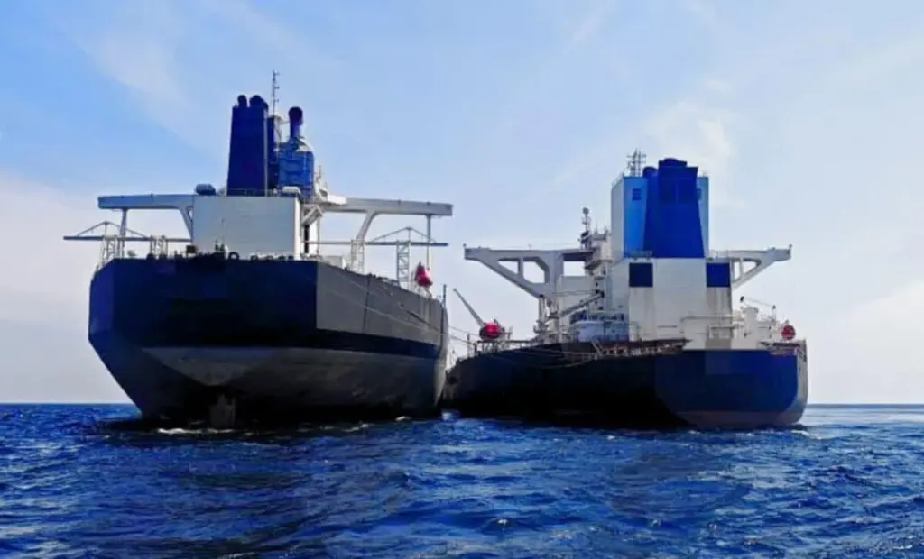 Malajsie objevila dva tankery s ropou za 3,8 miliardy Kč. Co skrývají?