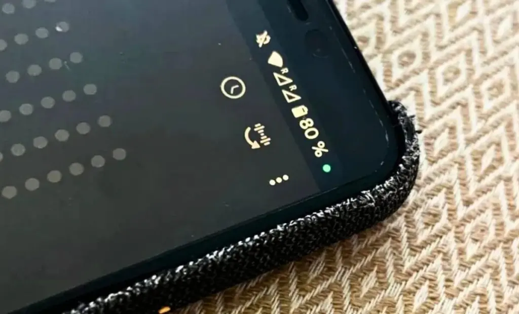 Miliony denně přehlíží: Co zelená tečka na liště telefonu skutečně znamená a proč by vás to mělo zajímat