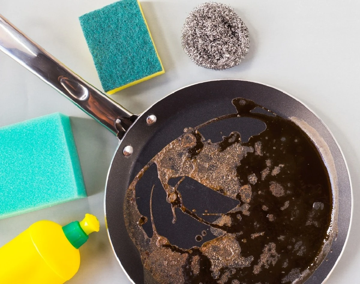 Připálené pánve jsou minulostí: metoda, která odstraní vše bez námahy a je skutečným návratem k základům! - image 1