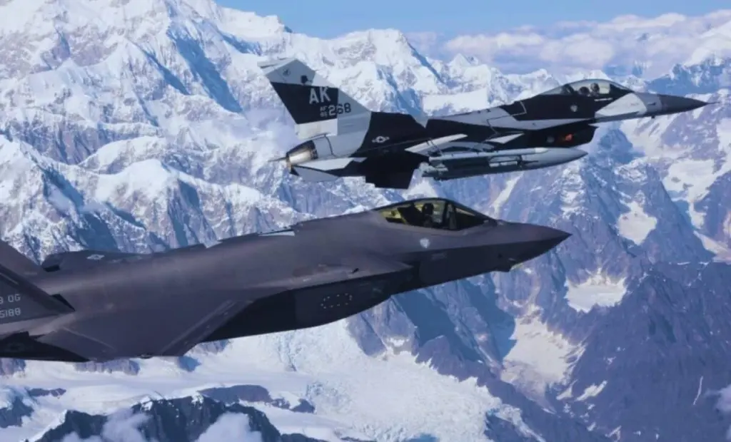 Proč USA poslalo stíhačky F-35 k Aljašce: Ruské letouny v mezinárodním prostoru