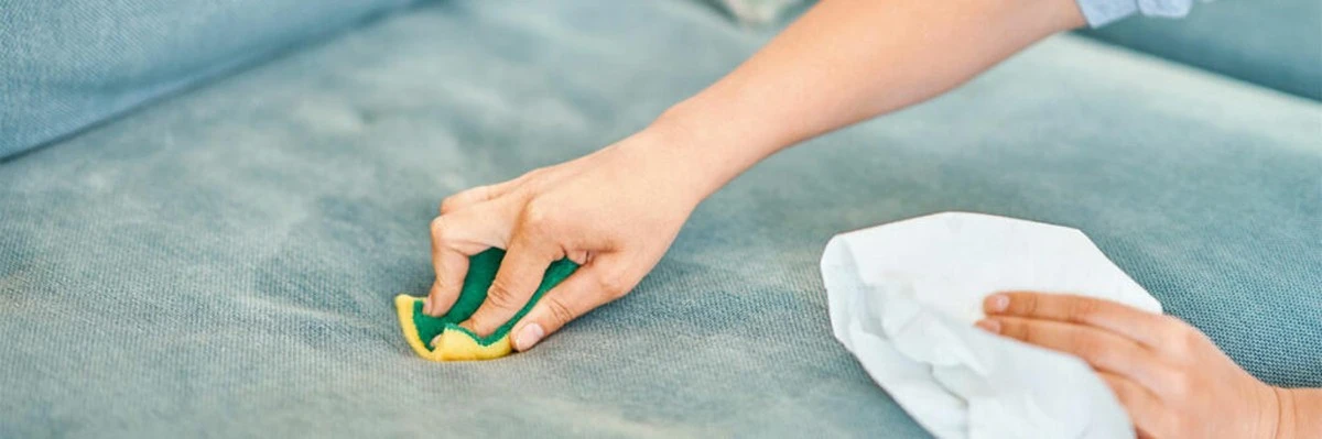 Proč váš látkový gauč páchne a jak ho vyčistit jedlou sodou během pár minut - image 1