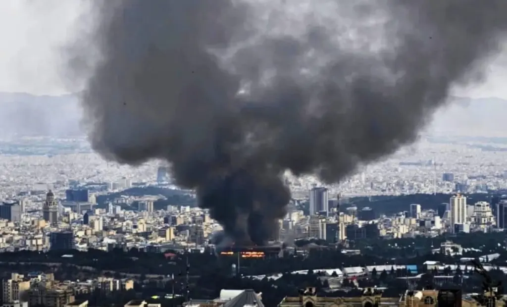 Spojené státy a Izrael zasáhly Írán, Trump nabádá k převzetí moci