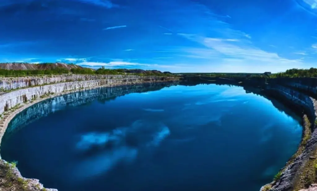 Stará železná jáma z hlubin 220 metrů se proměnila v tyrkysové jezero: Chystají se zde skladovat nejvíce čisté energie v zemi