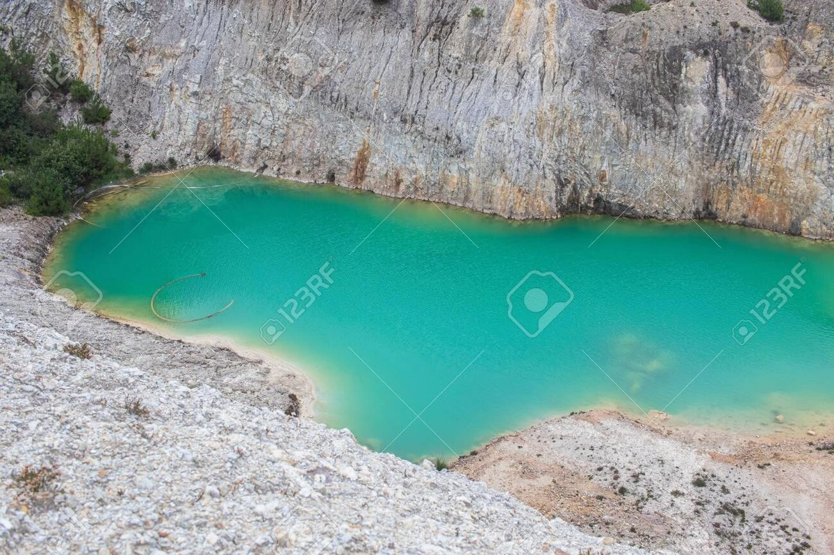 Stará železná jáma z hlubin 220 metrů se proměnila v tyrkysové jezero: Chystají se zde skladovat nejvíce čisté energie v zemi - image 1