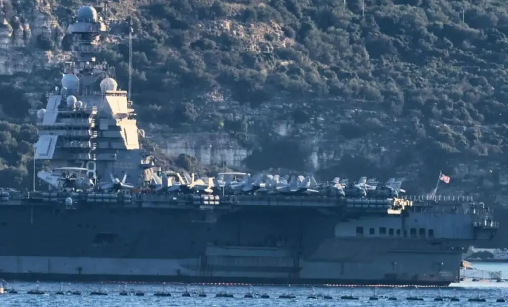 USS Gerald R. Ford: Proč obří letadlová loď zakotvila na Krétě před možným úderem na Írán