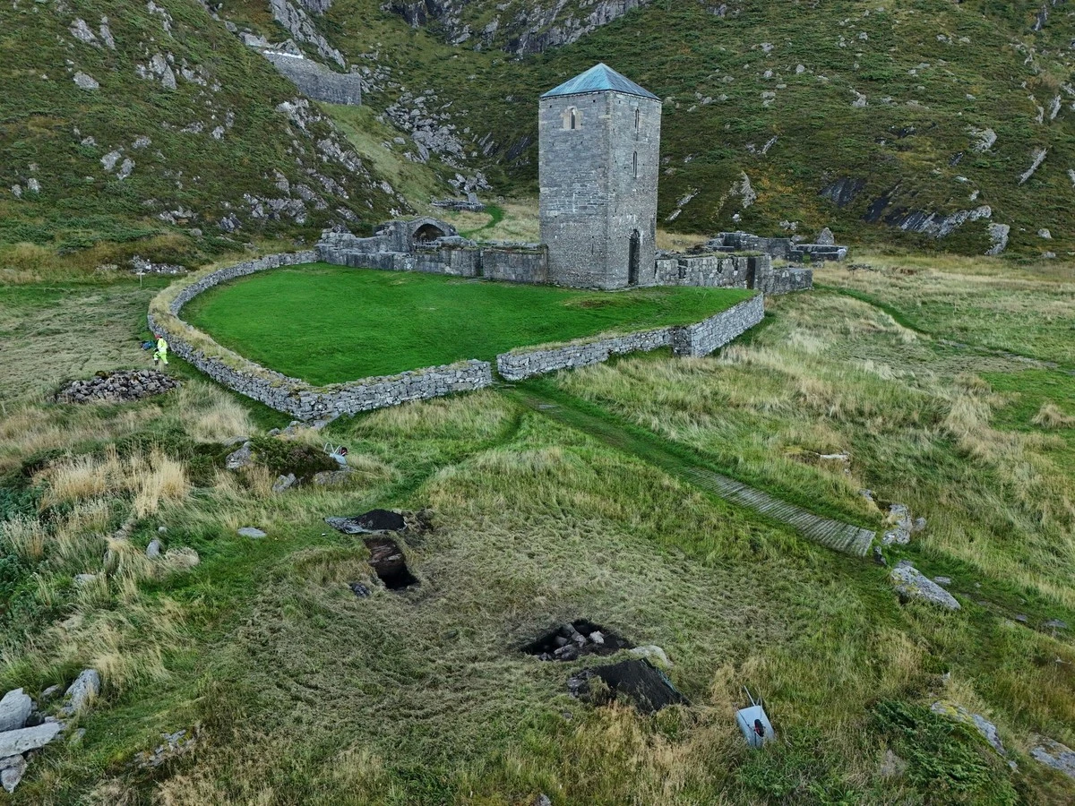 V Norsku objevili vzácný zlatý prsten: co skrývá tajemný modrý kámen? - image 2