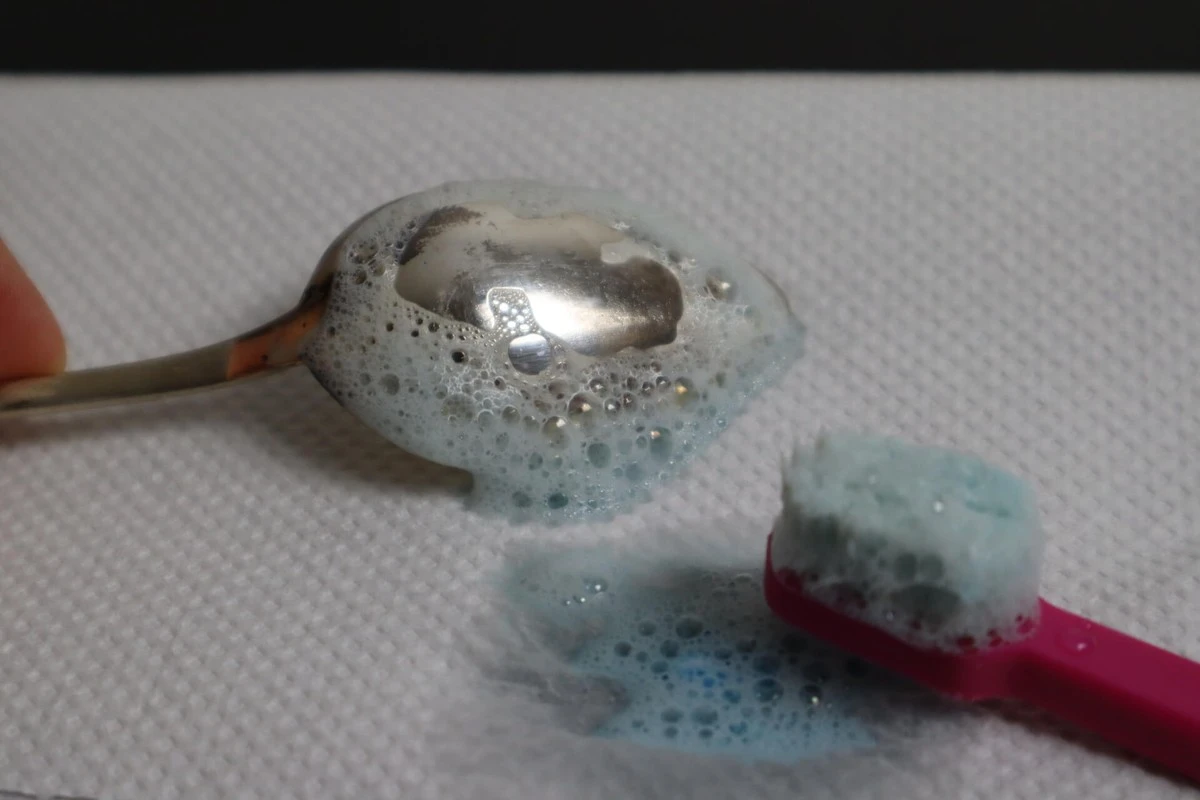 Vodu z vaření brambor už nelijte do dřezu: nečekaný trik pro zářící stříbro, nerez i okna - image 2