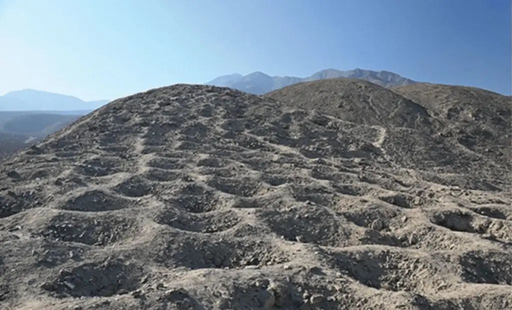 5200 záhadných děr v Peru: Co skrývají horské svahy?