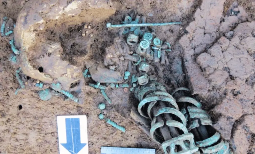 Deník archeologů: 19 bronzových náramků odkrylo tajemství 3000 let staré ženy z Čečenska