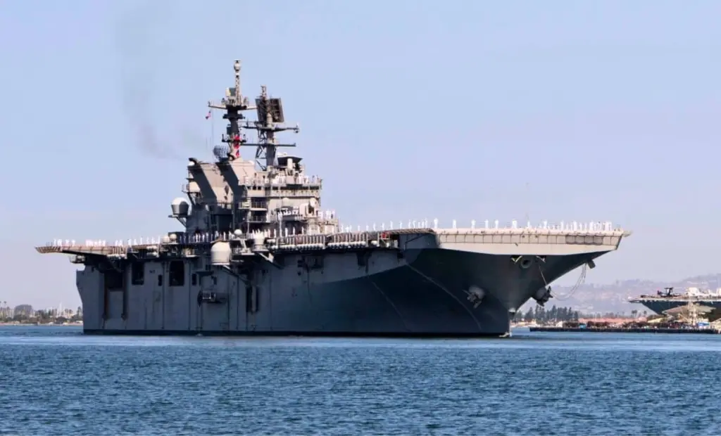 Nečekaný pohled: Americká válečná loď s F-35 proplouvá Jihočínským mořem