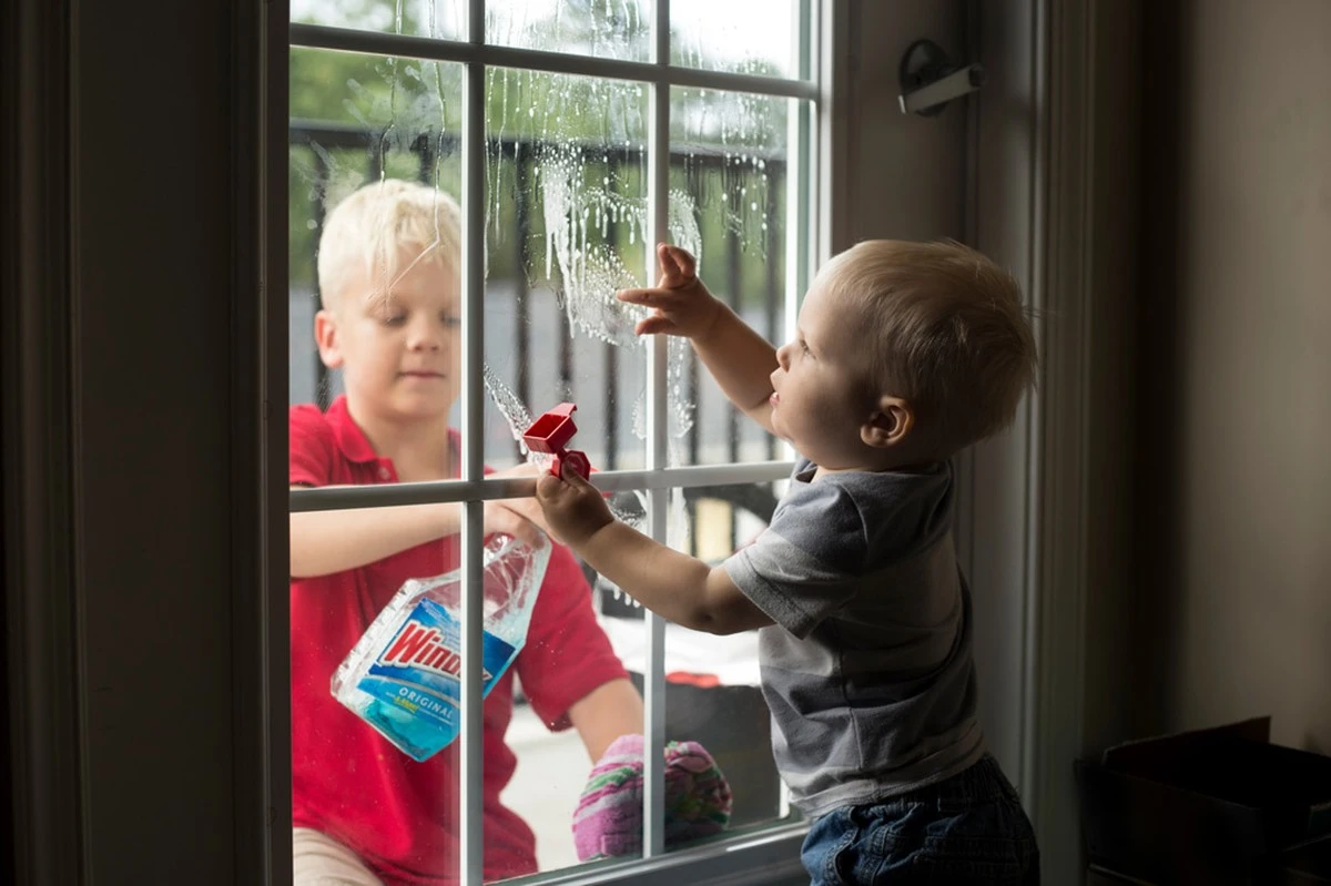 Nevšimli jste si? DETAilem v ukládání úklidových prostředků, který rodiče přehlížejí a způsobuje výbuchy nehod doma - image 1