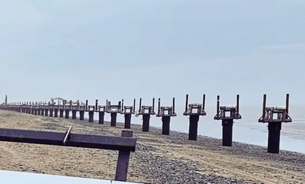 Ocelové konstrukce na pláži Talacre: Co znamenají pro budoucnost Walesu a boje proti změnám klimatu?