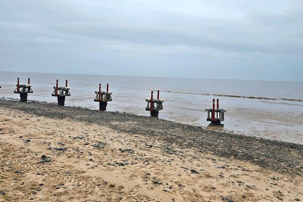 Ocelové konstrukce na pláži Talacre: Co znamenají pro budoucnost Walesu a boje proti změnám klimatu? - image 1