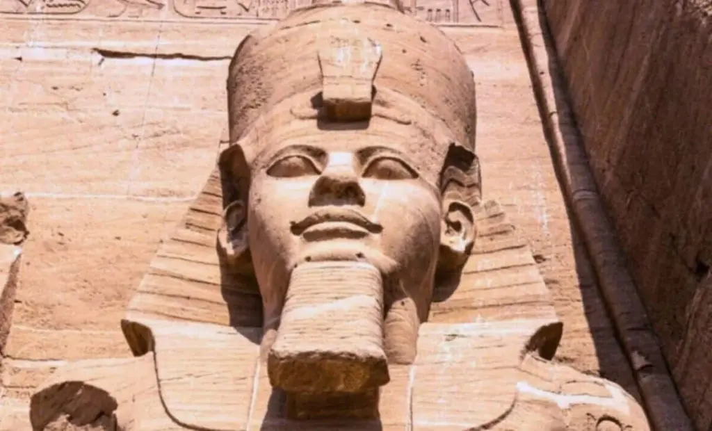 Před 96 lety pohřbený pod Nilem: Obří část legendární sochy faraona konečně nalezena