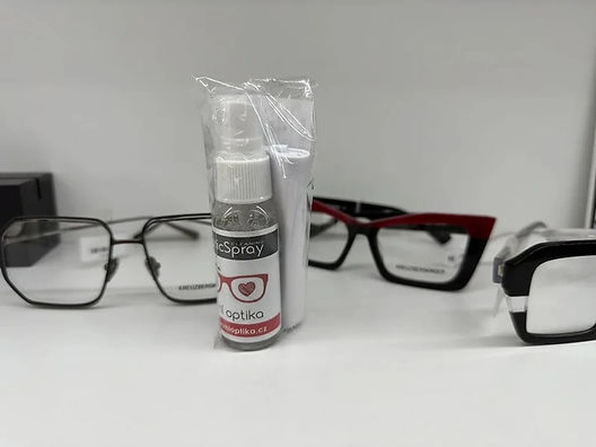 Proč je otírání brýlí tričkem chyba: Trik s domácím roztokem zajistí skla jako nová na roky - image 2