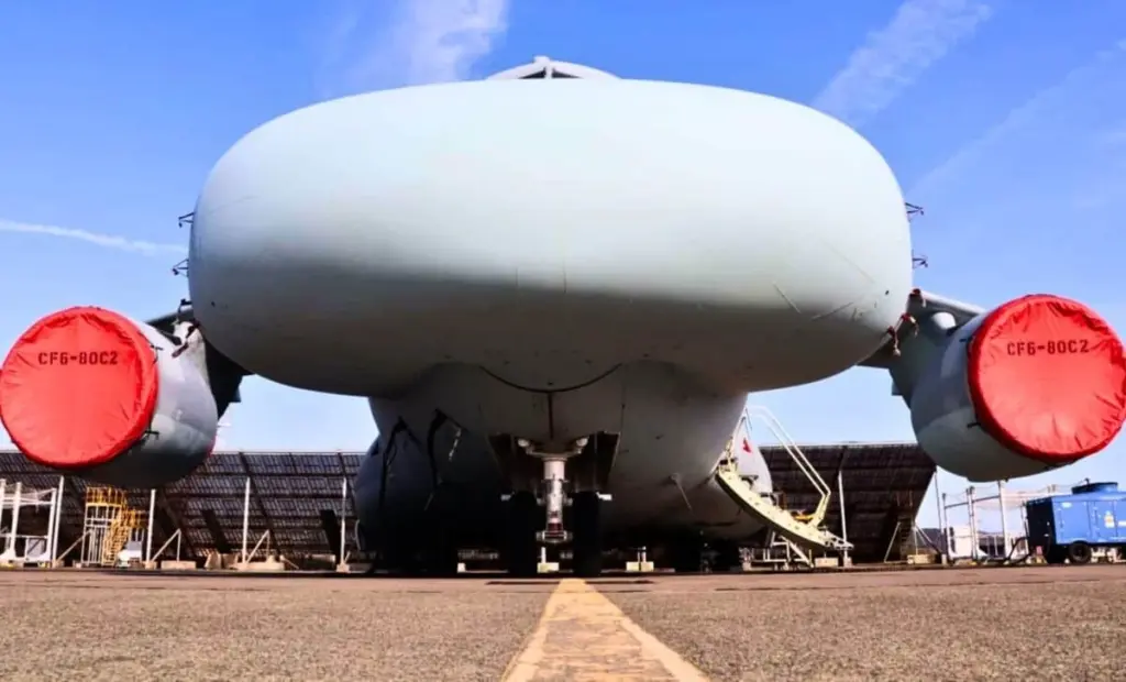 Proč má nový japonský letoun nafukovací boky? Skrytý důvod.