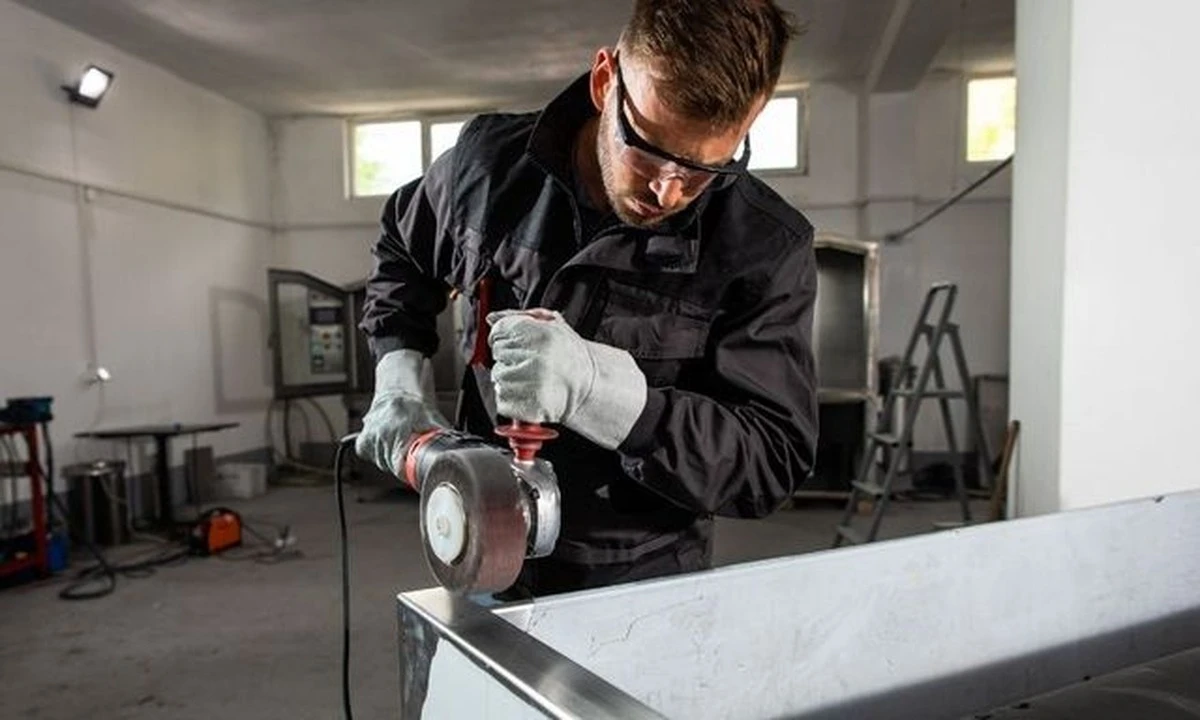 Proč profesionálové v úklidu používají mouku na nerezové dřezy (a drží to jako tajemství) - image 2