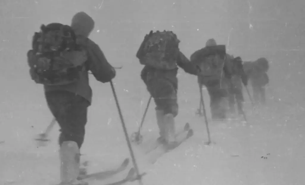 Proč zkušení horolezci roztrhali stan uprostřed noci a zmrzli? Záhada z ruských hor