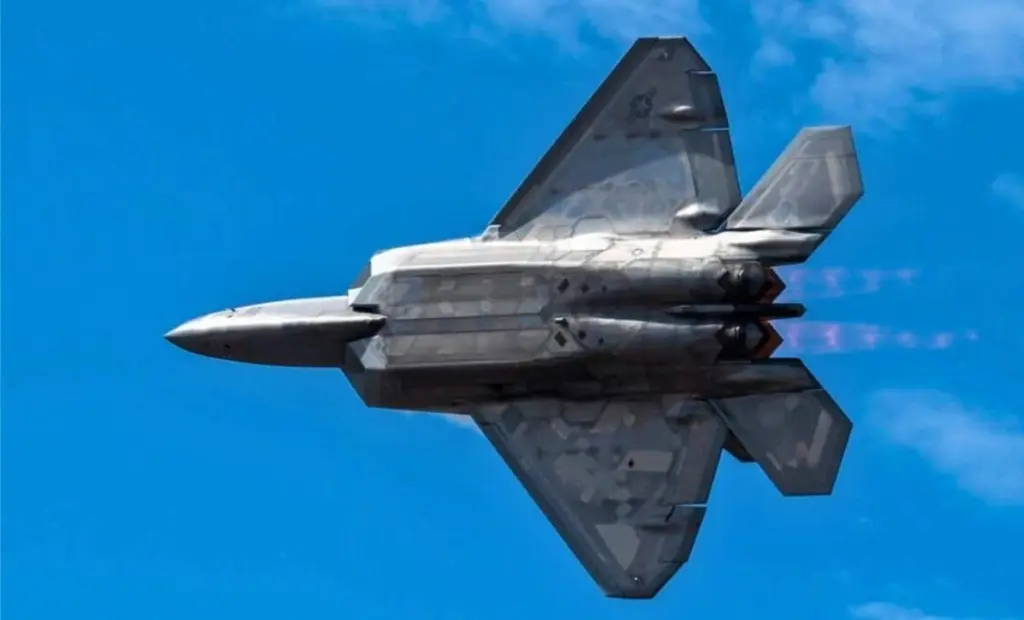 Proti F-22 Raptor: Jak námořní viceúčelový letoun ovládl oblohu v tréninkovém scénáři