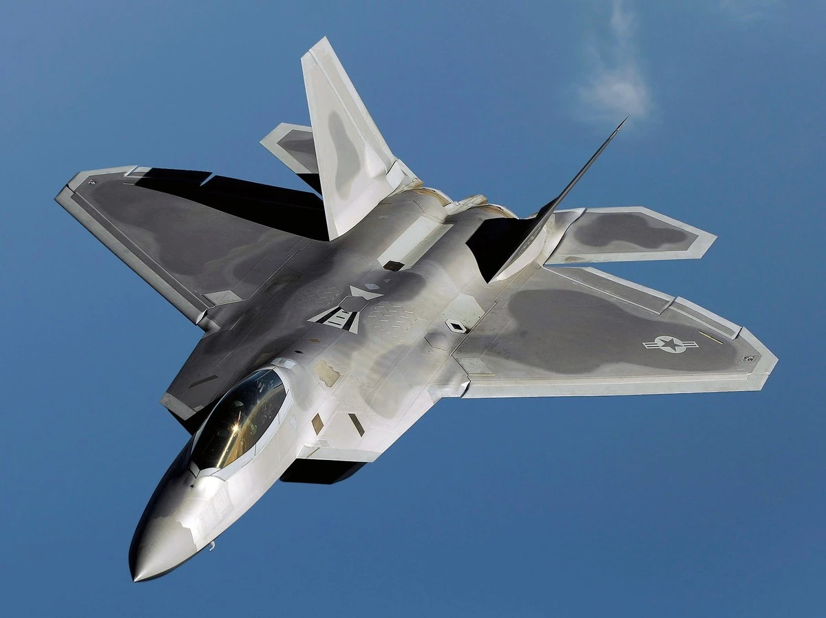Proti F-22 Raptor: Jak námořní viceúčelový letoun ovládl oblohu v tréninkovém scénáři - image 1