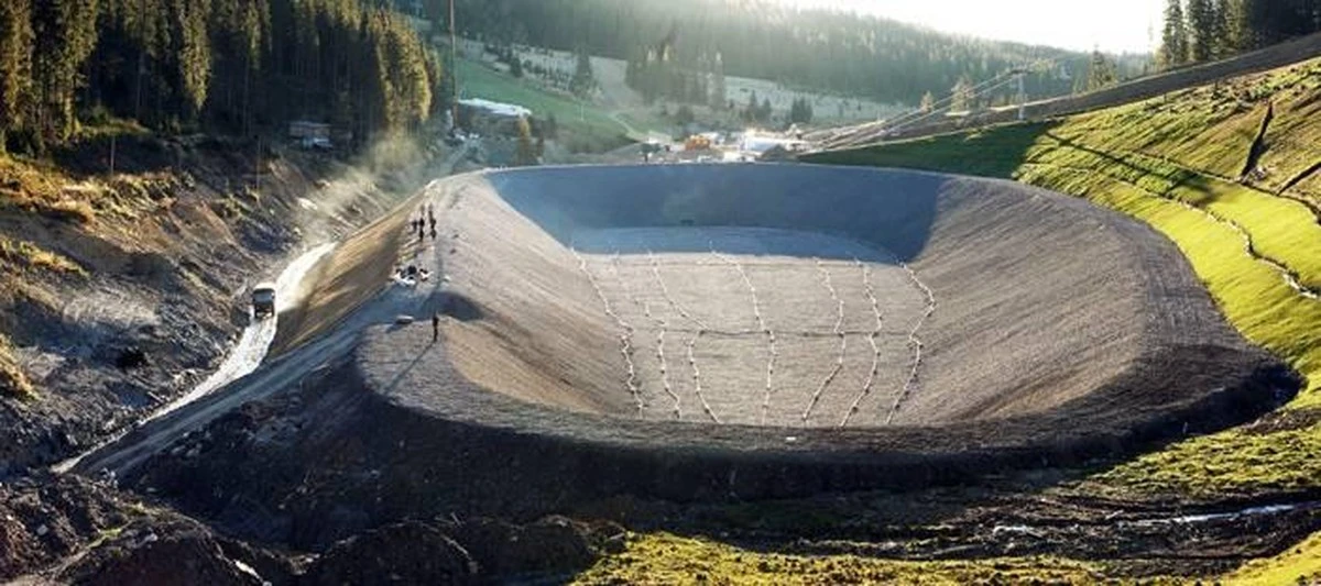 Trojena: Jak v 2600 metrech vzniká obří jezero tam, kde by nemělo téměř nic udržet vodu - image 1