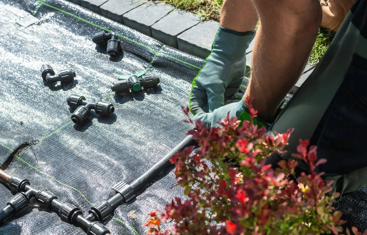 Zapomeňte na suché rostliny: Vlastní zavlažovací systém z hliněných květináčů za pár korun - image 1