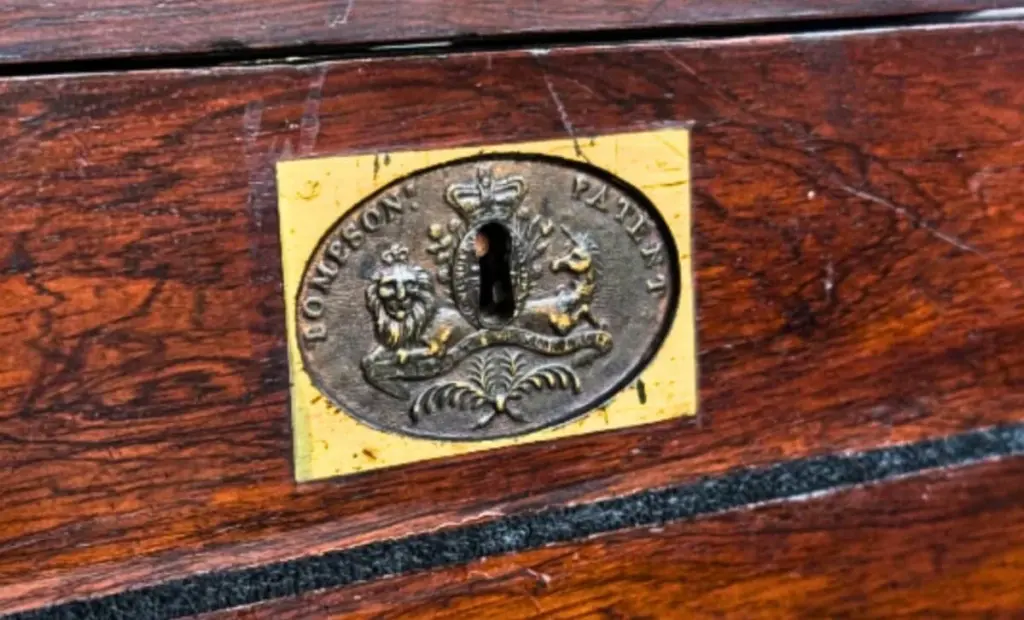 Žena měla "šestý smysl" pro starožitný psací stůl, dokud se na něj podrobněji nepodívala