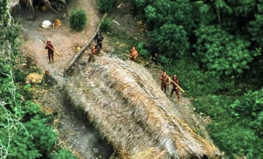 Drony zachytily vzácný pohled na nejizolovanější lidi světa, odříznuté od civilizace