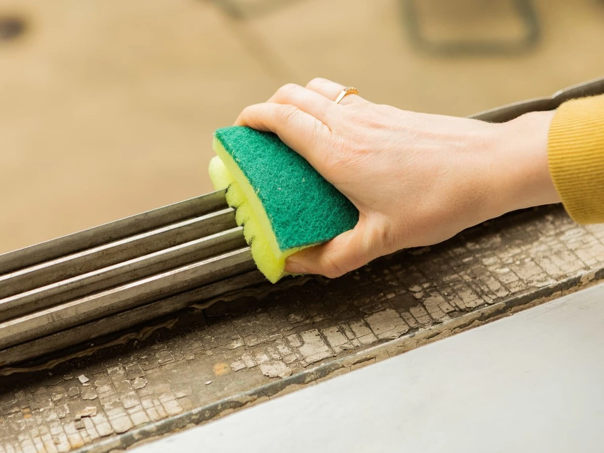 Tajemství sousedky: Proč přidává glyceryn do vody na mytí oken a vydrží čisté 3 týdny - image 1