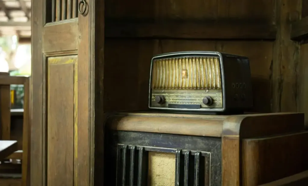 Teenagerka v roce 1937 poslouchala v rádiu Amelii Earhartovou – a její zápisky skrývají šokující detaily