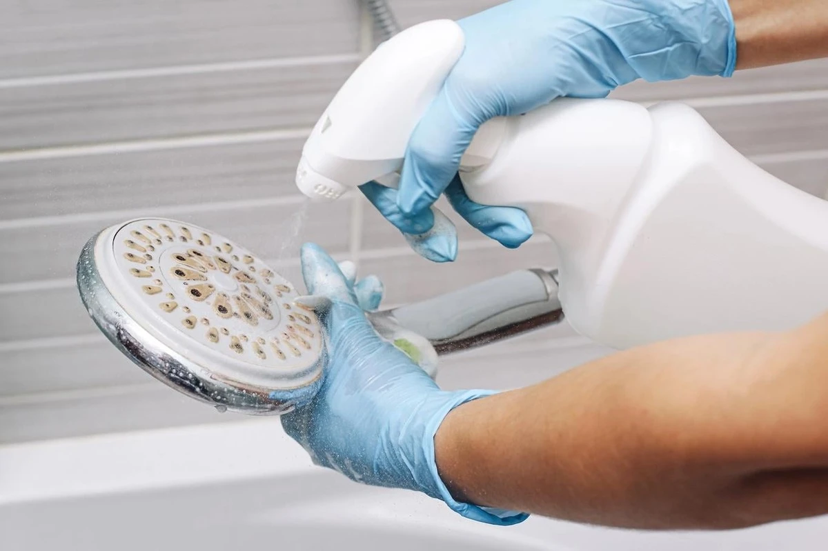 Zapomeňte na nákup nového sprchového koutu: Tato metoda s potravinářským sáčkem obnoví váš proud vody za 20 sekund - image 1